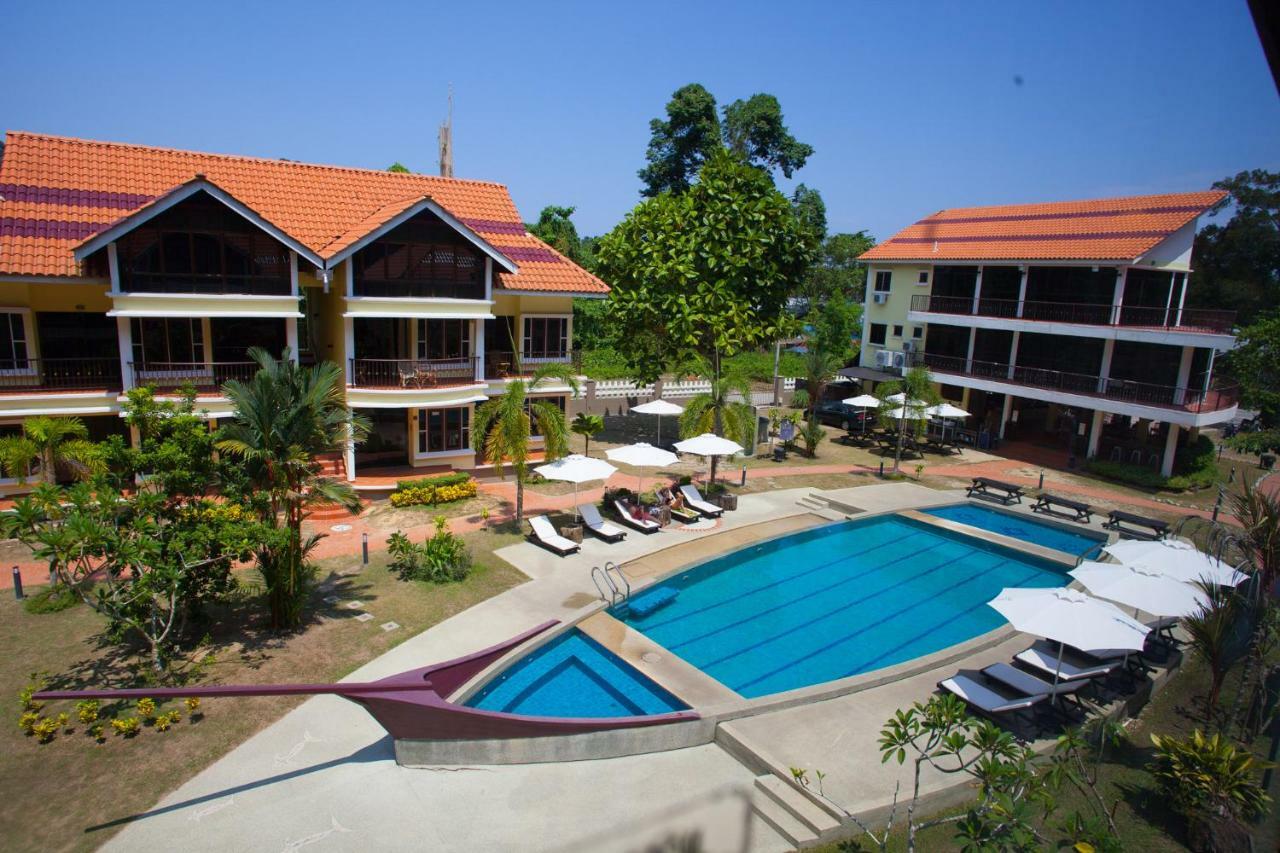 Anjungan Beach Resort Kampung Teluk Nipah Exterior photo