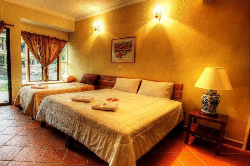 Anjungan Beach Resort Kampung Teluk Nipah Exterior photo